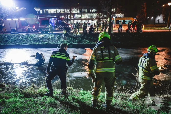 Duikers zoeken naar mogelijk persoon onder ijs