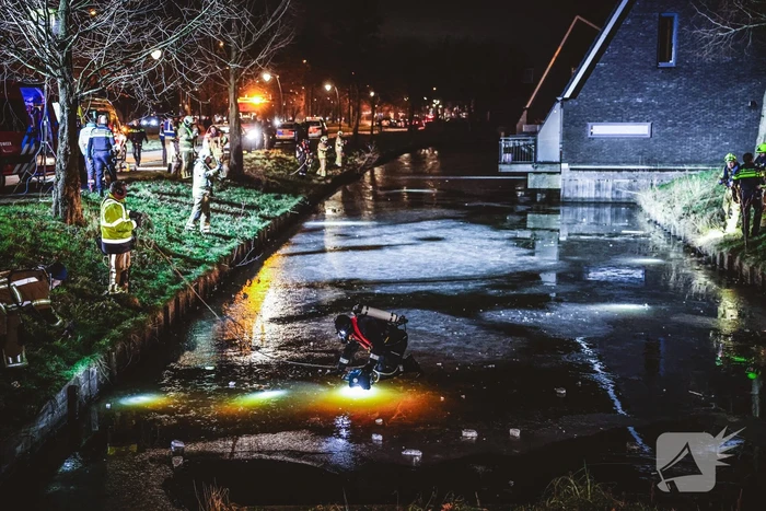 Duikers zoeken naar mogelijk persoon onder ijs