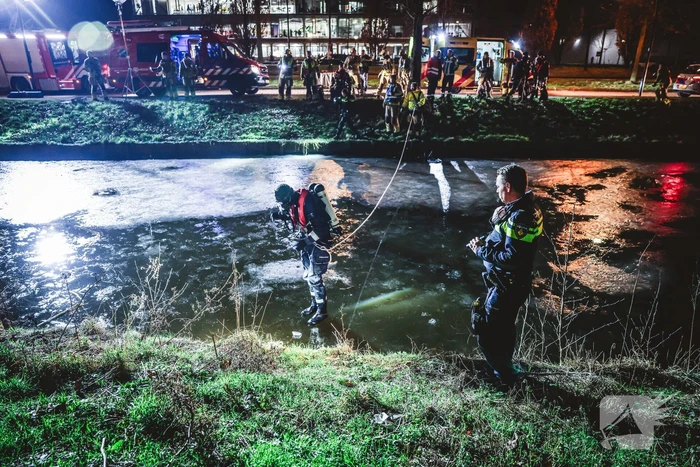 Duikers zoeken naar mogelijk persoon onder ijs