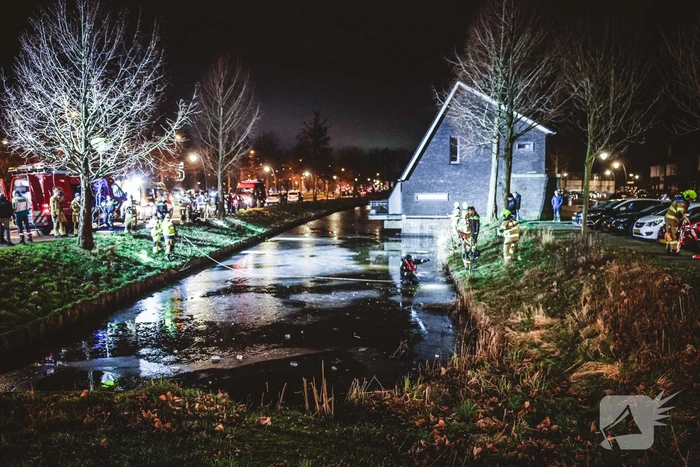 Duikers zoeken naar mogelijk persoon onder ijs