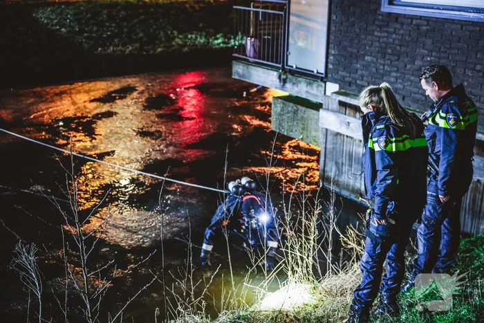 Duikers zoeken naar mogelijk persoon onder ijs