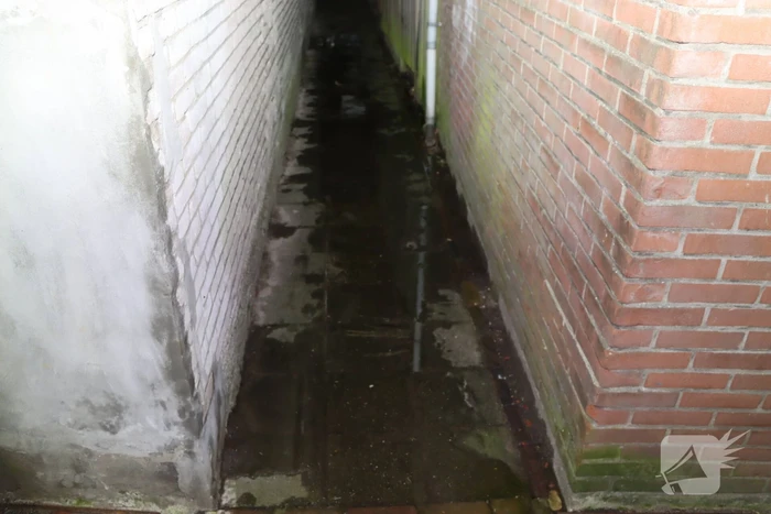 Brandgang onder water door spuitende kraan