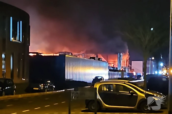 Textielbedrijf brandt voledig uit door grote brand