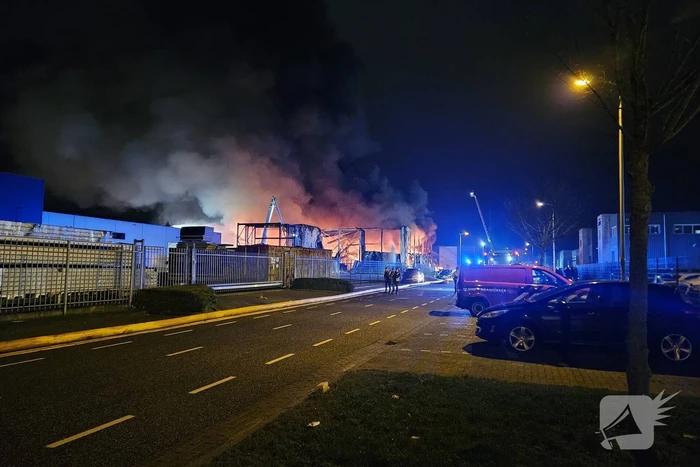 Textielbedrijf brandt voledig uit door grote brand