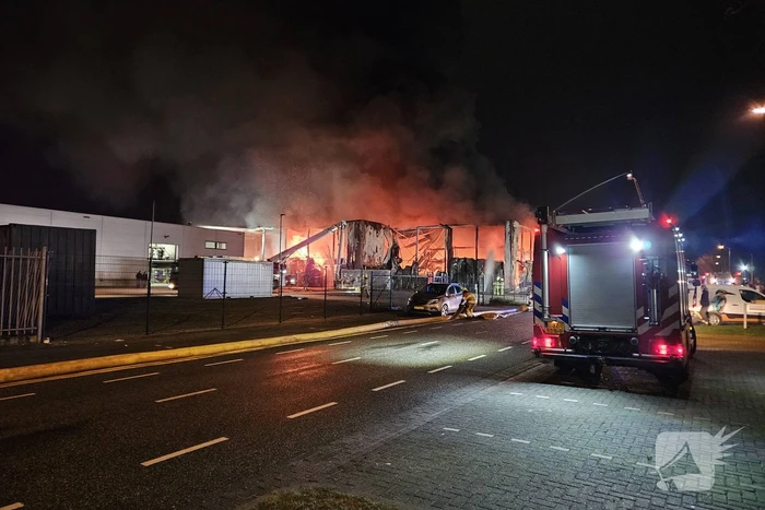 Textielbedrijf brandt voledig uit door grote brand
