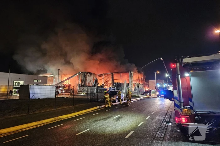 Textielbedrijf brandt voledig uit door grote brand