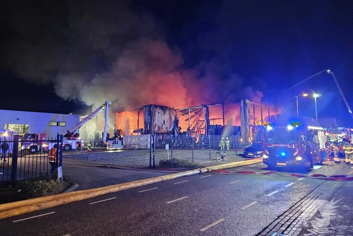 Textielbedrijf brandt voledig uit door grote brand