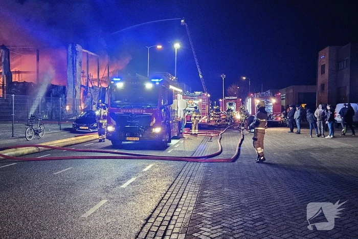 Textielbedrijf brandt voledig uit door grote brand