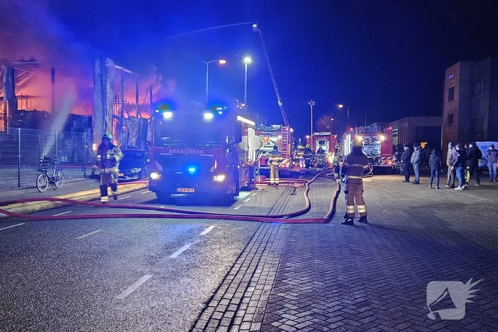 Textielbedrijf brandt voledig uit door grote brand