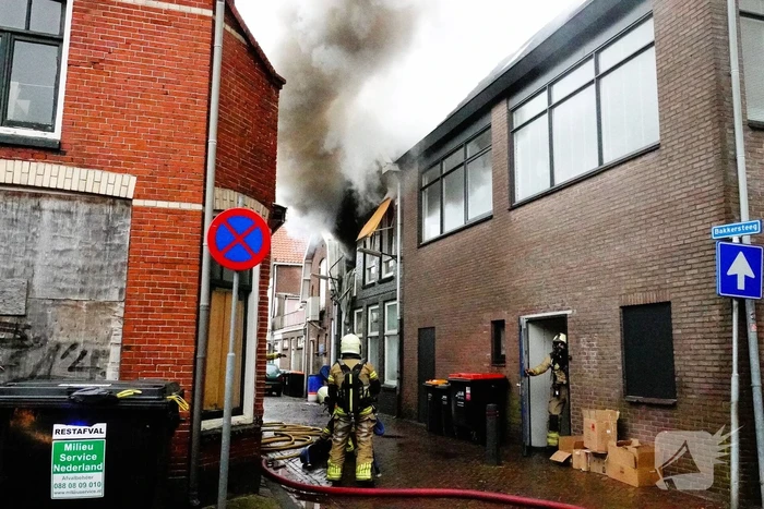 Zwarte rookwolken bij zeer grote brand in centrum