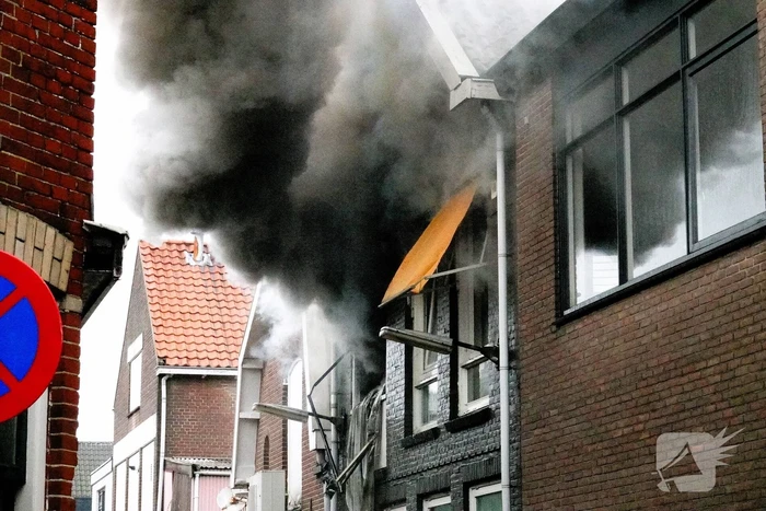 Zwarte rookwolken bij zeer grote brand in centrum