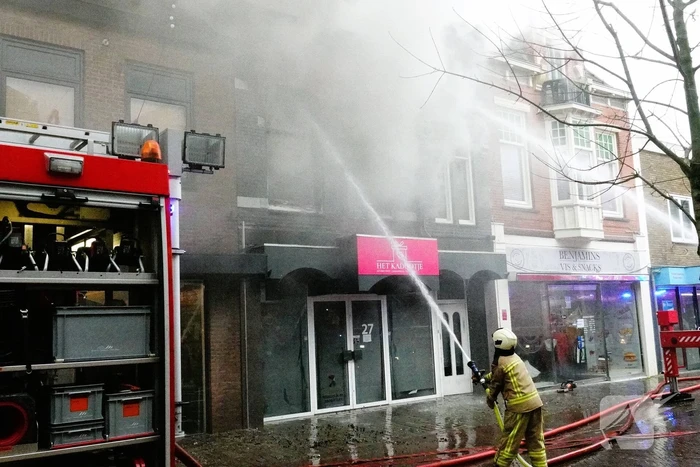 Zwarte rookwolken bij zeer grote brand in centrum