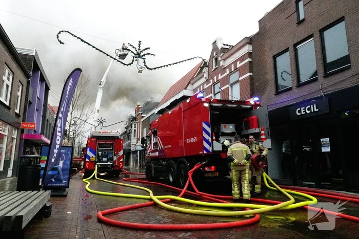 Zwarte rookwolken bij zeer grote brand in centrum