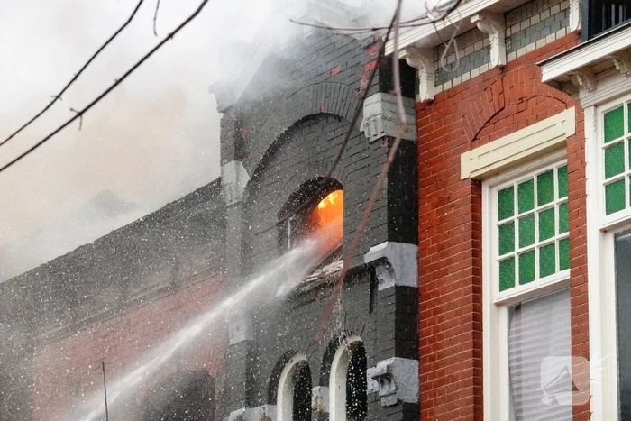 Zwarte rookwolken bij zeer grote brand in centrum
