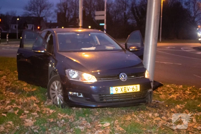 Twee gewonden bij ongeval tussen auto en paal