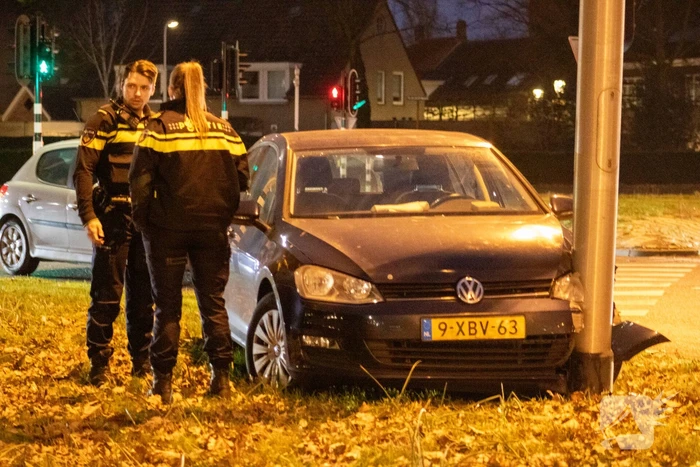 Twee gewonden bij ongeval tussen auto en paal