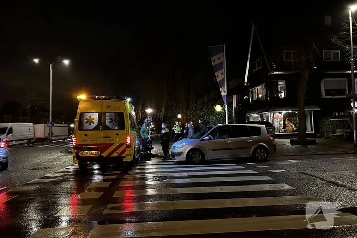 Automobilist en scooterrijder in botsing