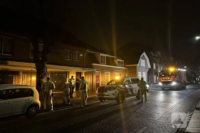 Water stroomt via muren woning uit door hevige lekkage