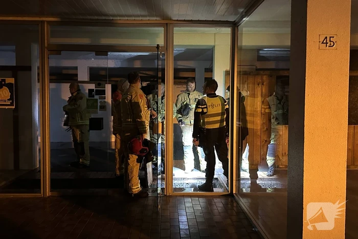 Water stroomt via muren woning uit door hevige lekkage