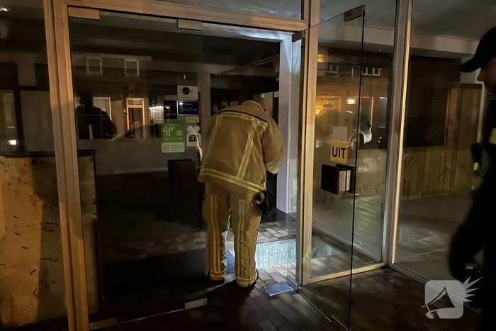 Water stroomt via muren woning uit door hevige lekkage
