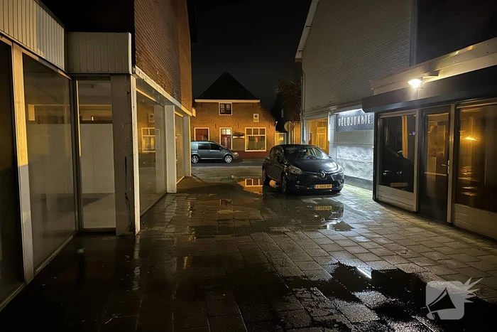 Water stroomt via muren woning uit door hevige lekkage
