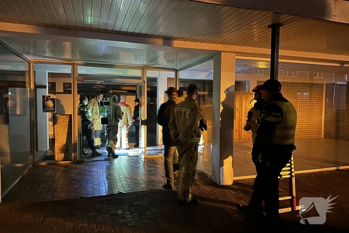 Water stroomt via muren woning uit door hevige lekkage