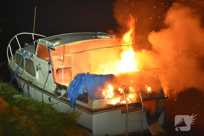 Motorboot gaat in vlammen op