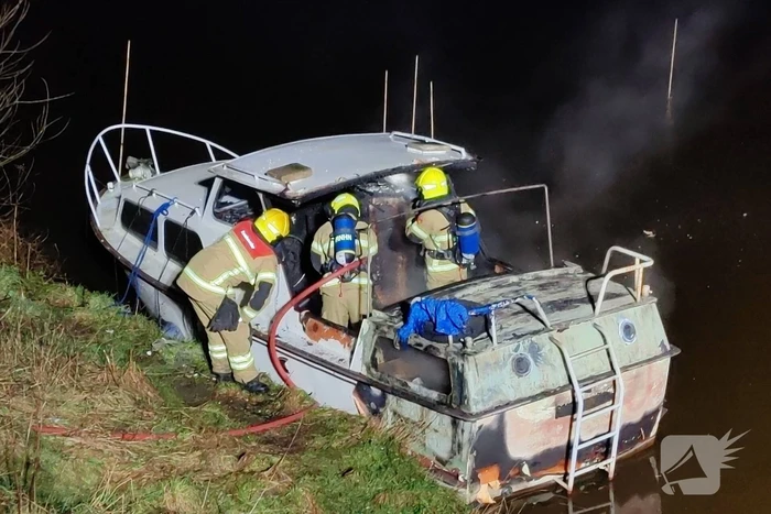 Motorboot gaat in vlammen op