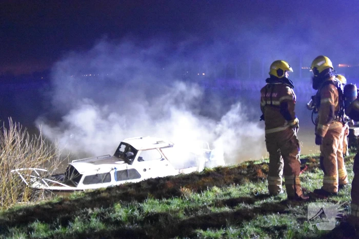 Motorboot gaat in vlammen op