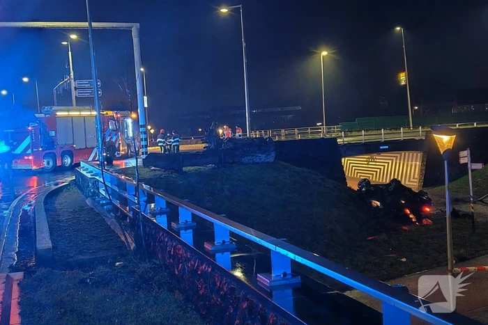 Auto belandt ondersteboven onderaan talud na achtervolging