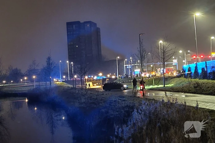 Auto belandt ondersteboven onderaan talud na achtervolging