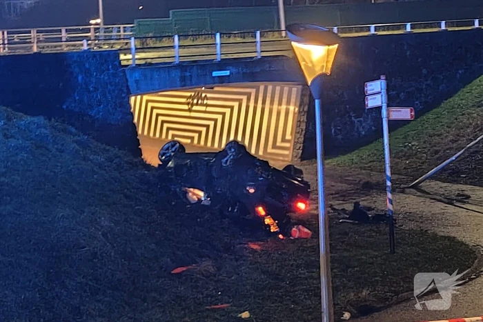 Auto belandt ondersteboven onderaan talud na achtervolging