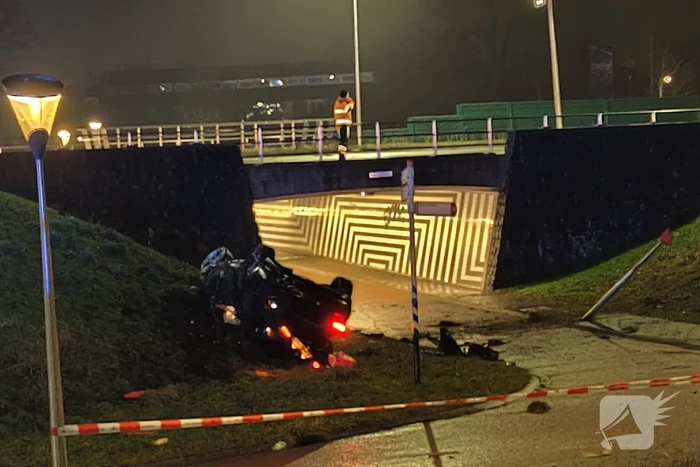 Auto belandt ondersteboven onderaan talud na achtervolging