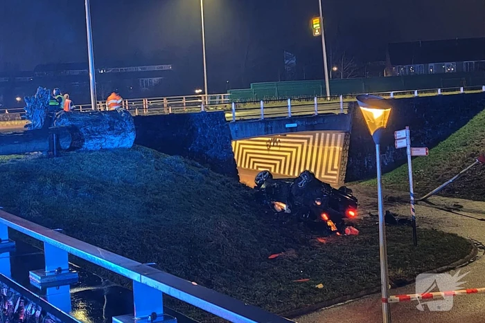 Auto belandt ondersteboven onderaan talud na achtervolging