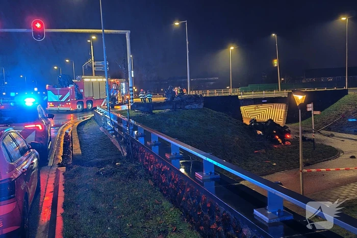 Auto belandt ondersteboven onderaan talud na achtervolging