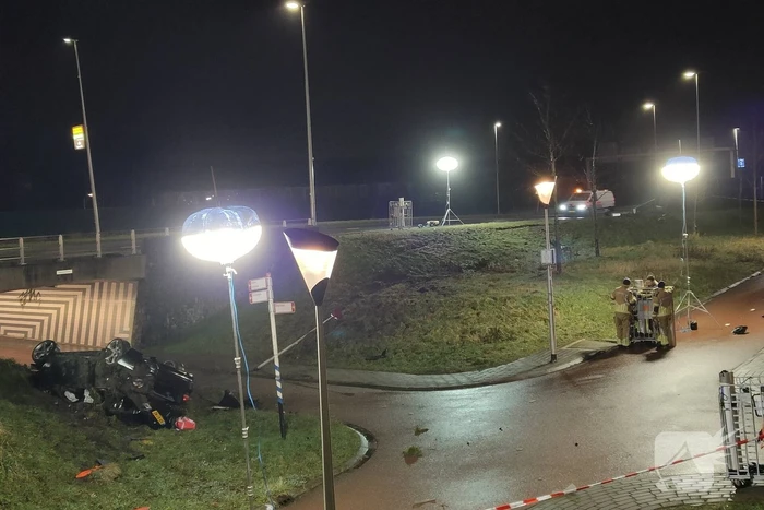 Auto belandt ondersteboven onderaan talud na achtervolging