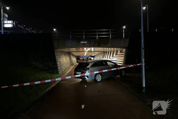 Auto belandt ondersteboven onderaan talud na achtervolging
