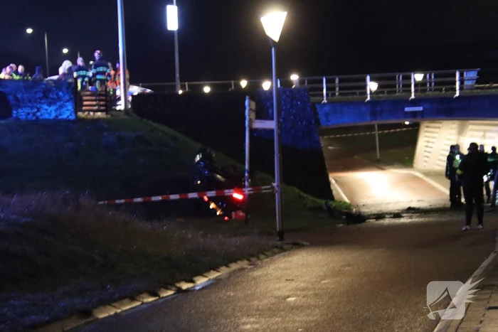 Auto belandt ondersteboven onderaan talud na achtervolging