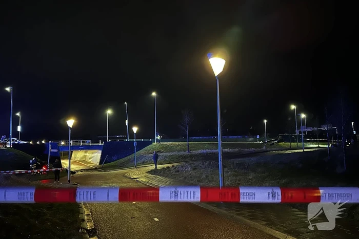 Auto belandt ondersteboven onderaan talud na achtervolging