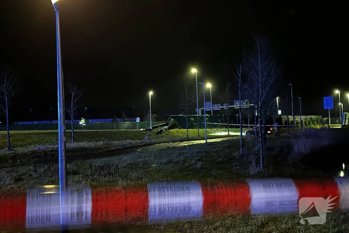 Auto belandt ondersteboven onderaan talud na achtervolging