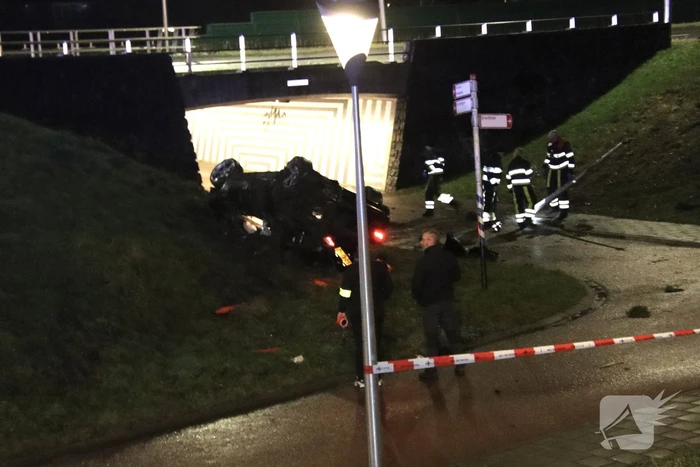 Auto belandt ondersteboven onderaan talud na achtervolging
