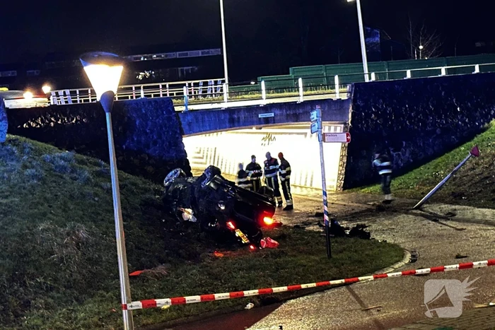 Auto belandt ondersteboven onderaan talud na achtervolging