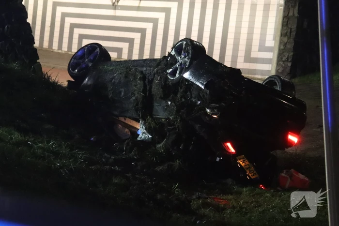 Auto belandt ondersteboven onderaan talud na achtervolging