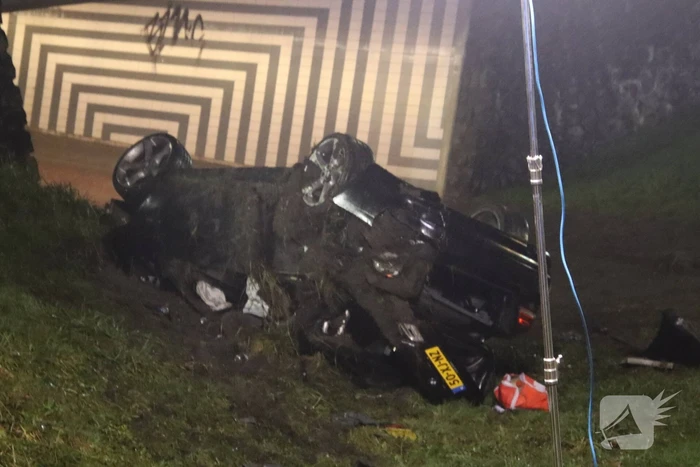 Auto belandt ondersteboven onderaan talud na achtervolging