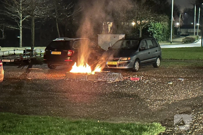 Brandweer blust afgeschoten vuurwerk