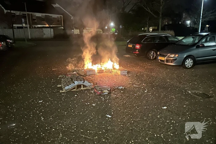Brandweer blust afgeschoten vuurwerk
