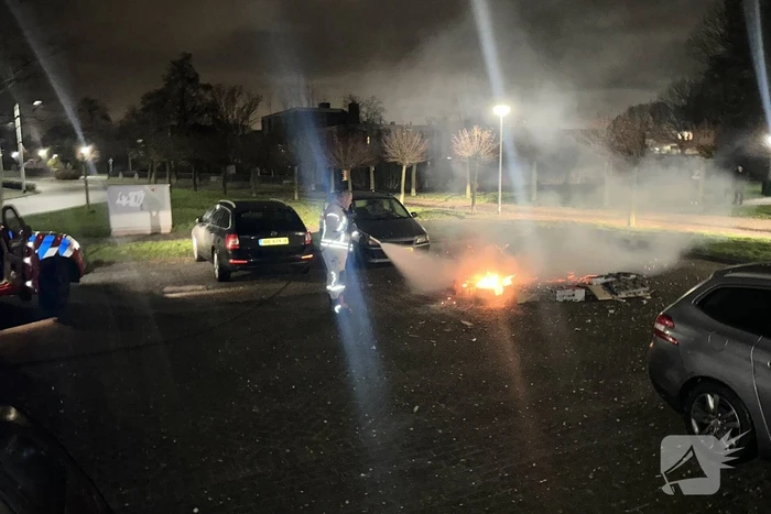Brandweer blust afgeschoten vuurwerk