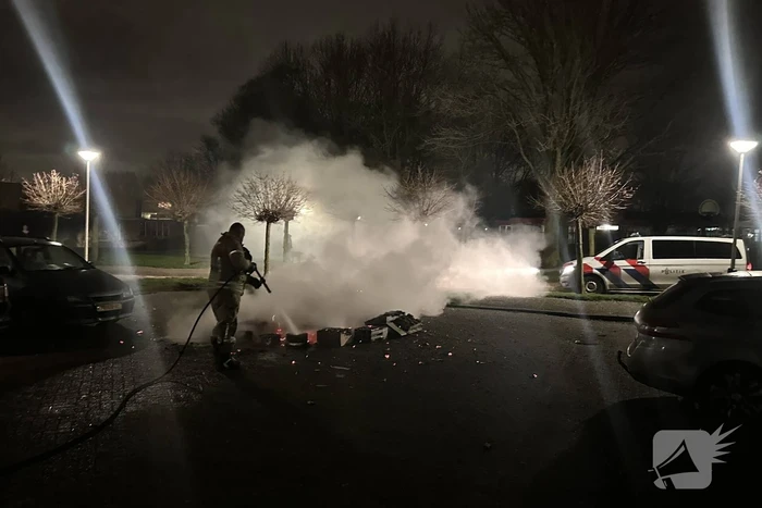 Brandweer blust afgeschoten vuurwerk
