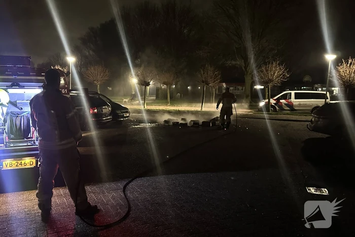 Brandweer blust afgeschoten vuurwerk