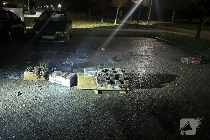 Brandweer blust afgeschoten vuurwerk